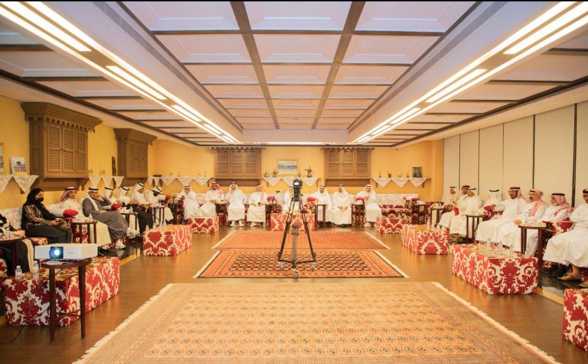 خوجة في مكة يستعرض تاريخ الصحافة السعودية ومستقبلها الرقمي ويكشف قصة إطلاق قناتي القرآن والسنة