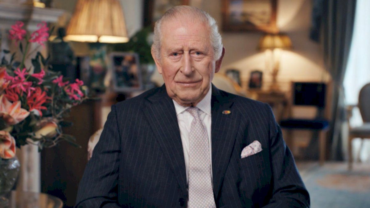 عاهل بريطانيا يشارك مواطنيه معركته مع السرطان