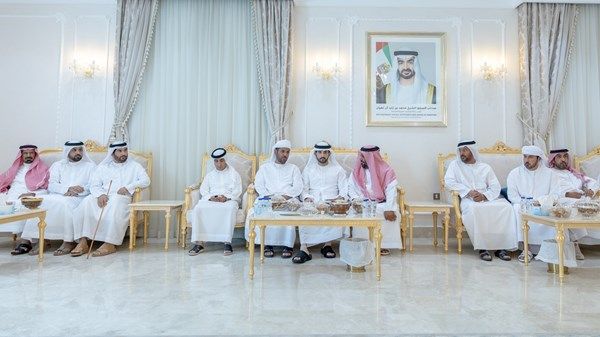 حمدان بن محمد يقدّم واجب العزاء في وفاة عتيق محمد المهيري