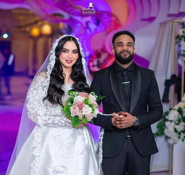 شاهد بالفيديو.. أثناء إحتفاله بزفافه.. الفنان أحمد أمين يُصِر على زميله عثمان بشة بالتفكير في الزواج والأخير يرد: “أبشر”