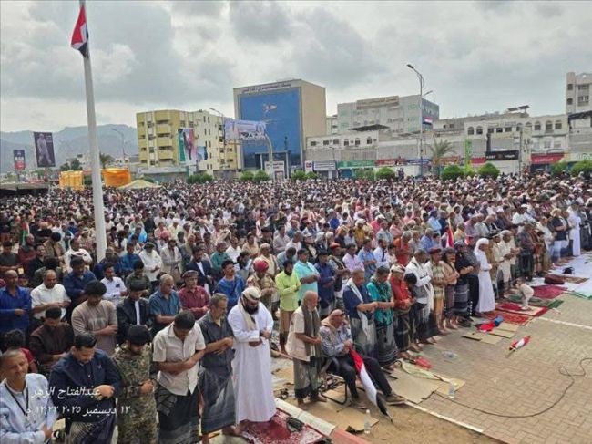 حشود ضخمة تمتلئ ساحة العروض بخور مكسر في مشهد روحي مهيب