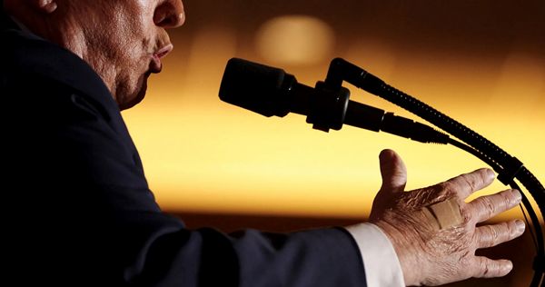 البيت الأبيض يكشف سبب ظهور ضمادة على يد ترامب