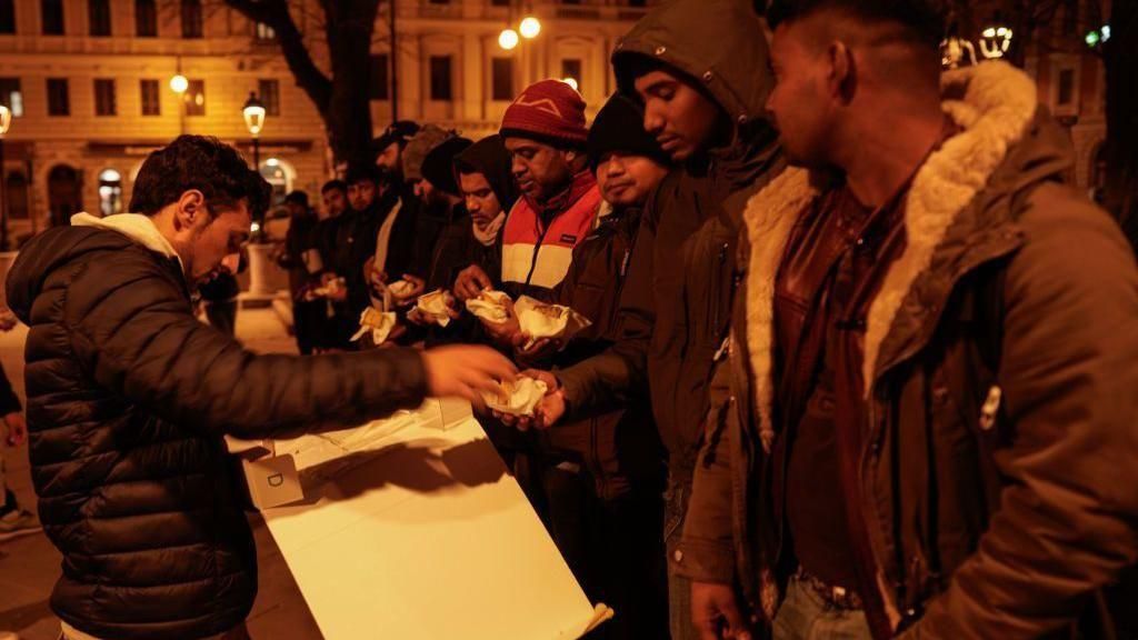 "كل المهاجرين يدفعون مالاً للمهرب، لكن يطلب من النساء دفع الثمن بواسطة الجنس"