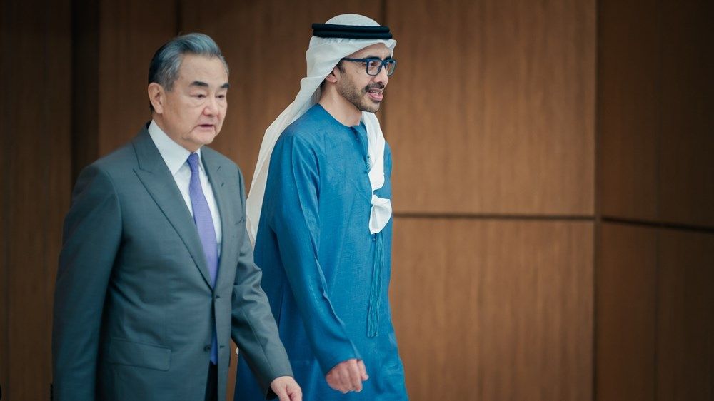 عبدالله بن زايد ووزير خارجية الصين يؤكدان عمق الشراكة الاستراتيجية الشاملة بين البلدين