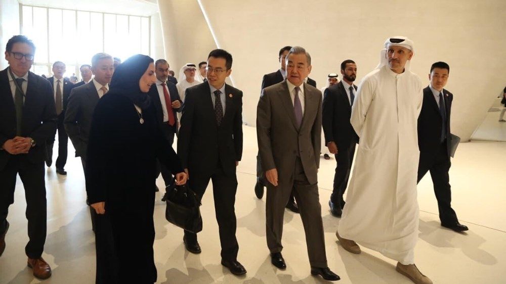 وزير الخارجية الصيني والمبعوث الخاص لرئيس الدولة لدى الصين يبحثان تعزيز الشراكة الاستراتيجية الشاملة بين البلدين