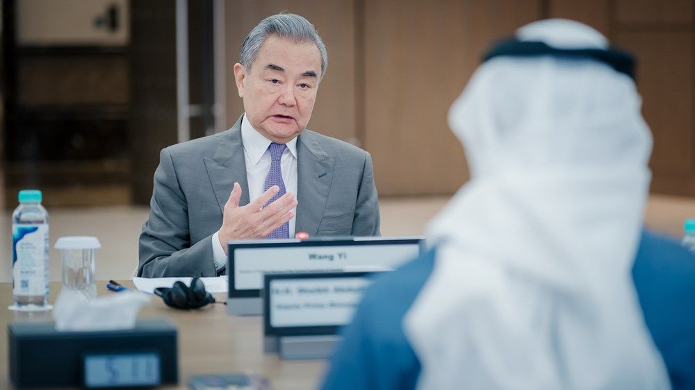 عبدالله بن زايد ووزير خارجية الصين يؤكدان عمق الشراكة الاستراتيجية الشاملة بين البلدين