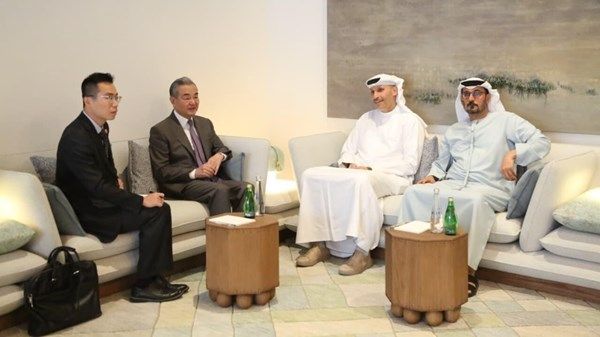 وزير الخارجية الصيني والمبعوث الخاص لرئيس الدولة لدى الصين يبحثان تعزيز الشراكة الاستراتيجية الشاملة بين البلدين