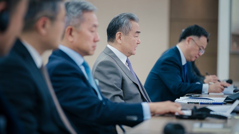 عبدالله بن زايد ووزير خارجية الصين يؤكدان عمق الشراكة الاستراتيجية الشاملة بين البلدين