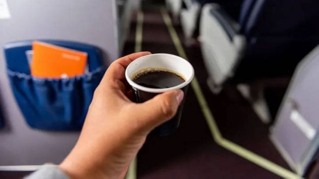قهوة على ارتفاع 35 ألف قدم.. مسافر يصنع "الإسبريسو" في الطائرة