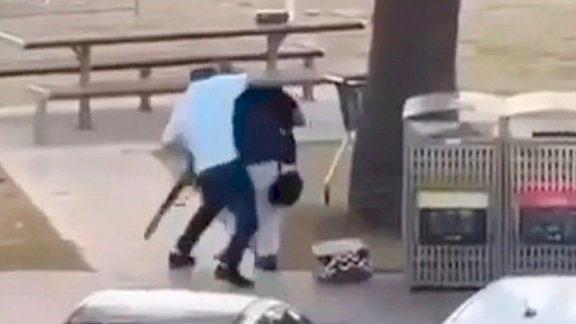 (شاهد) المسلم الذي أنقذ أرواح اليهود بنزعه السلاح بالقوة من مطلق النار (فيديو)