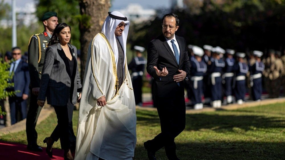 جرت لسموه مراسم استقبال رسمية.. رئيس الدولة يصل إلى القصر الرئاسي في نيقوسيا يرافقه الرئيس القبرصي