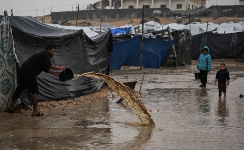 غزة بين آثار الحرب والطقس القاسي مع استمرار الضربات العسكرية