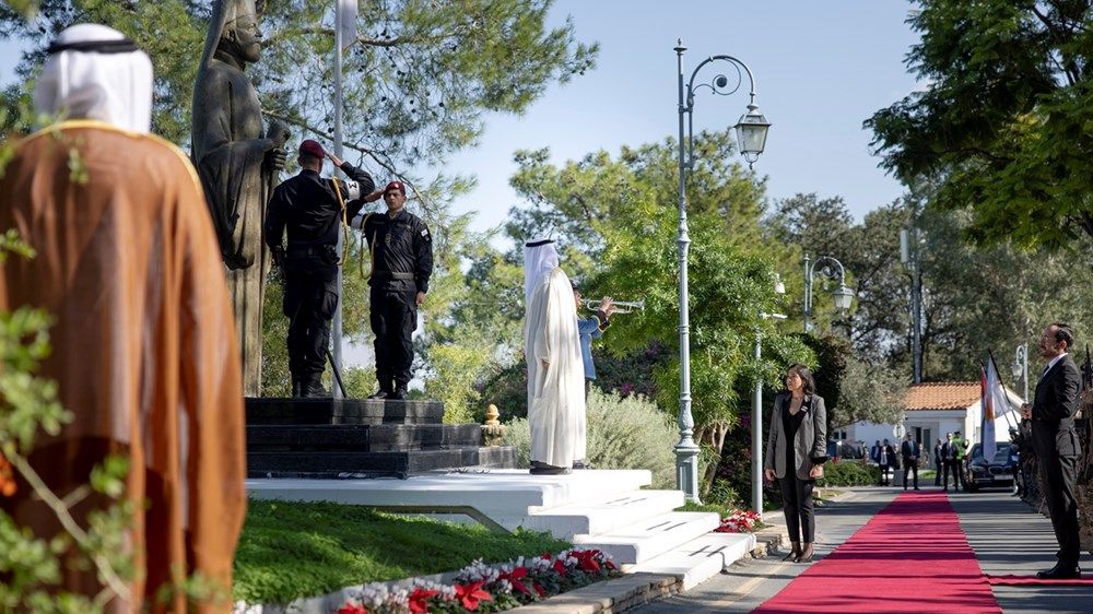 جرت لسموه مراسم استقبال رسمية.. رئيس الدولة يصل إلى القصر الرئاسي في نيقوسيا يرافقه الرئيس القبرصي