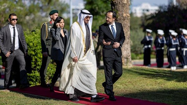 جرت لسموه مراسم استقبال رسمية.. رئيس الدولة يصل إلى القصر الرئاسي في نيقوسيا يرافقه الرئيس القبرصي