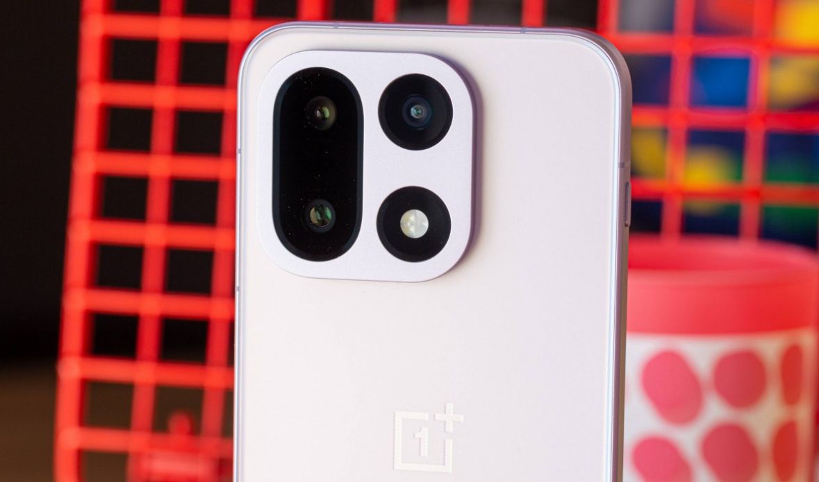 تكنولوجيا: هاتف OnePlus 15 يحصل على فلتر Neon للكاميرا ودعم الشحن المباشر للأنشطة غير المخصصة للألعاب