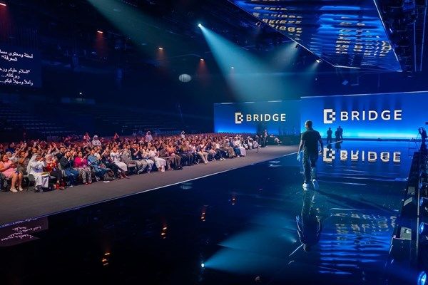 قمة "بريدج" ترسّخ مكانة الإمارات مركزاً عالمياً لصناعة الإعلام وتحقق أثراً اقتصادياً مباشراً