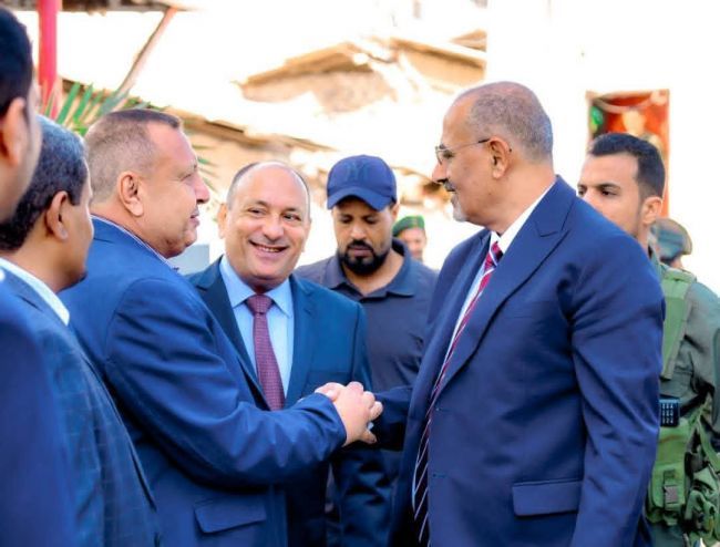 الرئيس الزُبيدي يتفقد سير العمل بوزارة الصناعة والتجارة