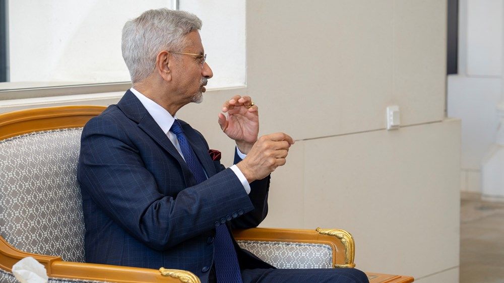 منصور بن زايد يستقبل وزير الشؤون الخارجية الهندي