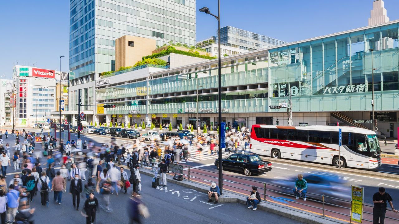 اليابان | محطة شينجوكو… أضخم عقدة مواصلات في طوكيو وزخم الركاب فيها يواصل الارتفاع بلا توقف