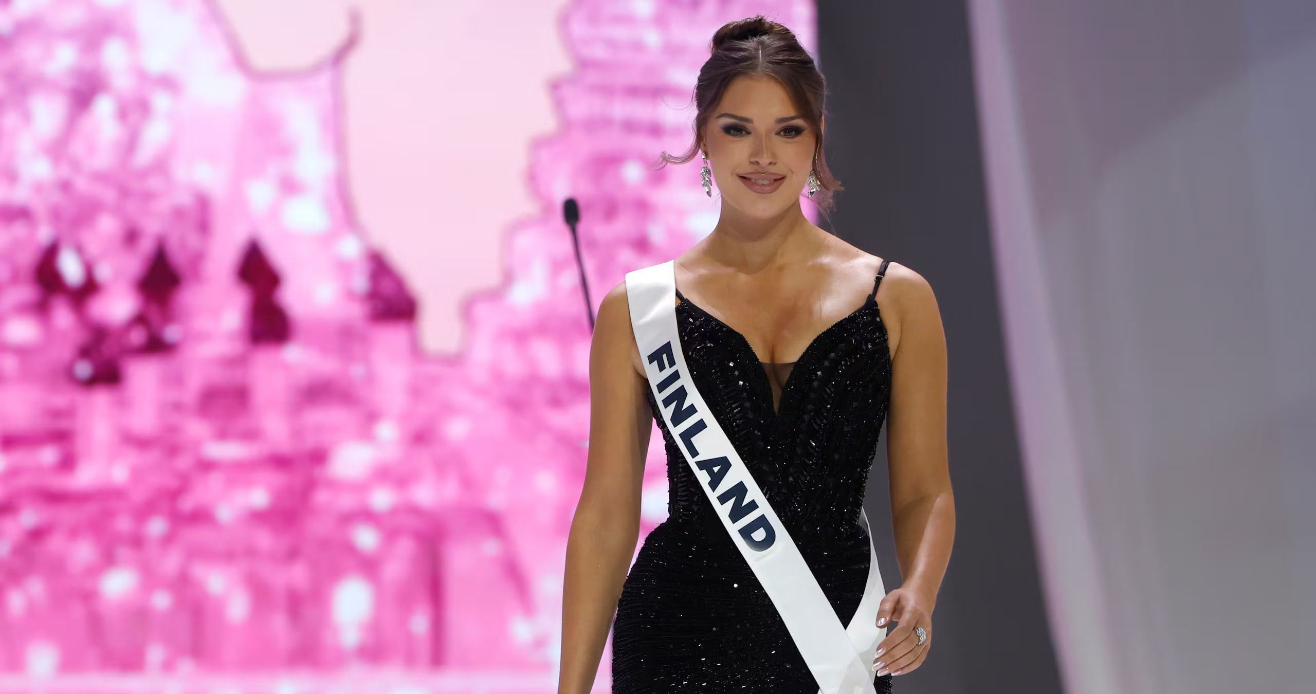صورة قلبت الموازين رأسًا على عقب، ملكة جمال فنلندا تفقد لقبها…شاهدوا الصّورة واحكموا