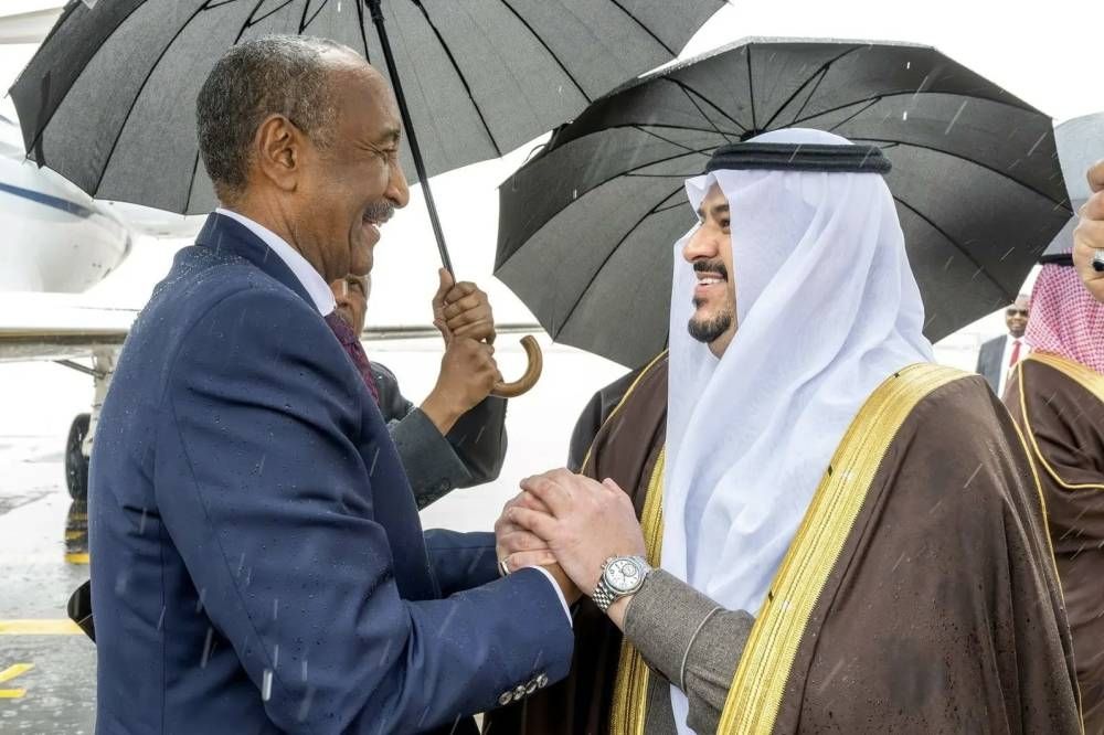 رئيس مجلس السيادة الانتقالي بالسودان يصل إلى الرياض وفي مقدمة مستقبليه نائب أمير المنطقة