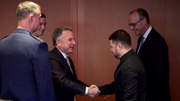 زيلينسكي يعلّق على المباحثات مع الأميركيين بشأن خطة السلام