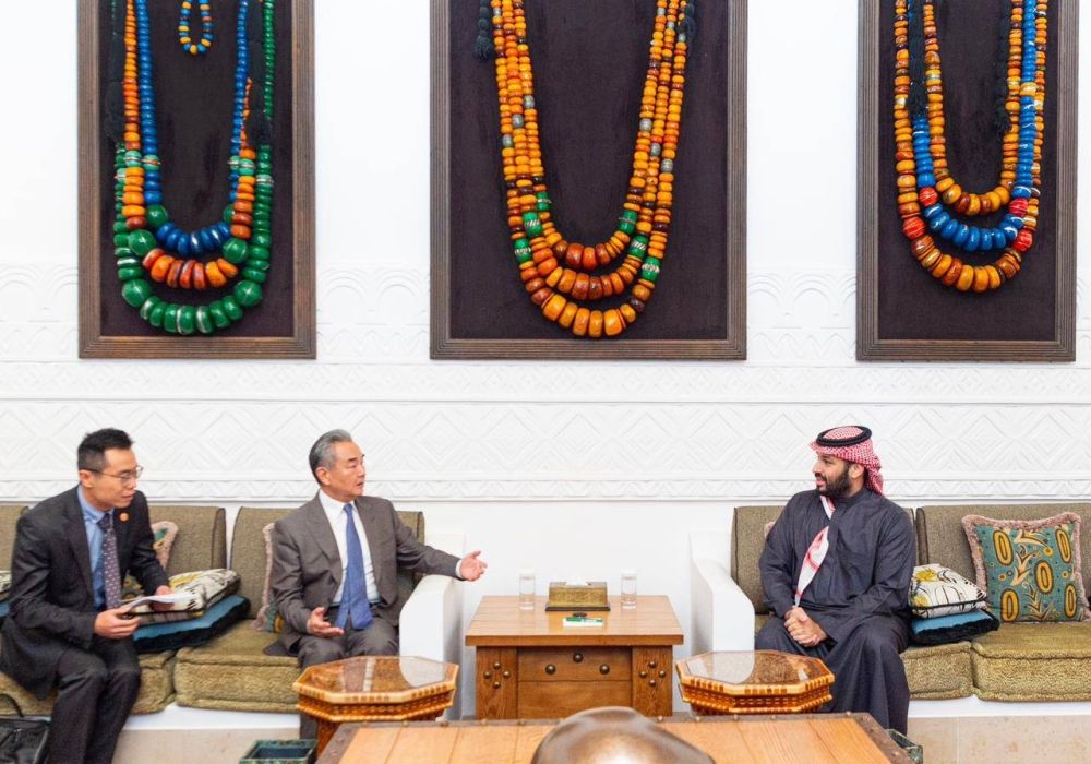 ولي العهد يبحث مع وزير خارجية الصين العلاقات الثنائية