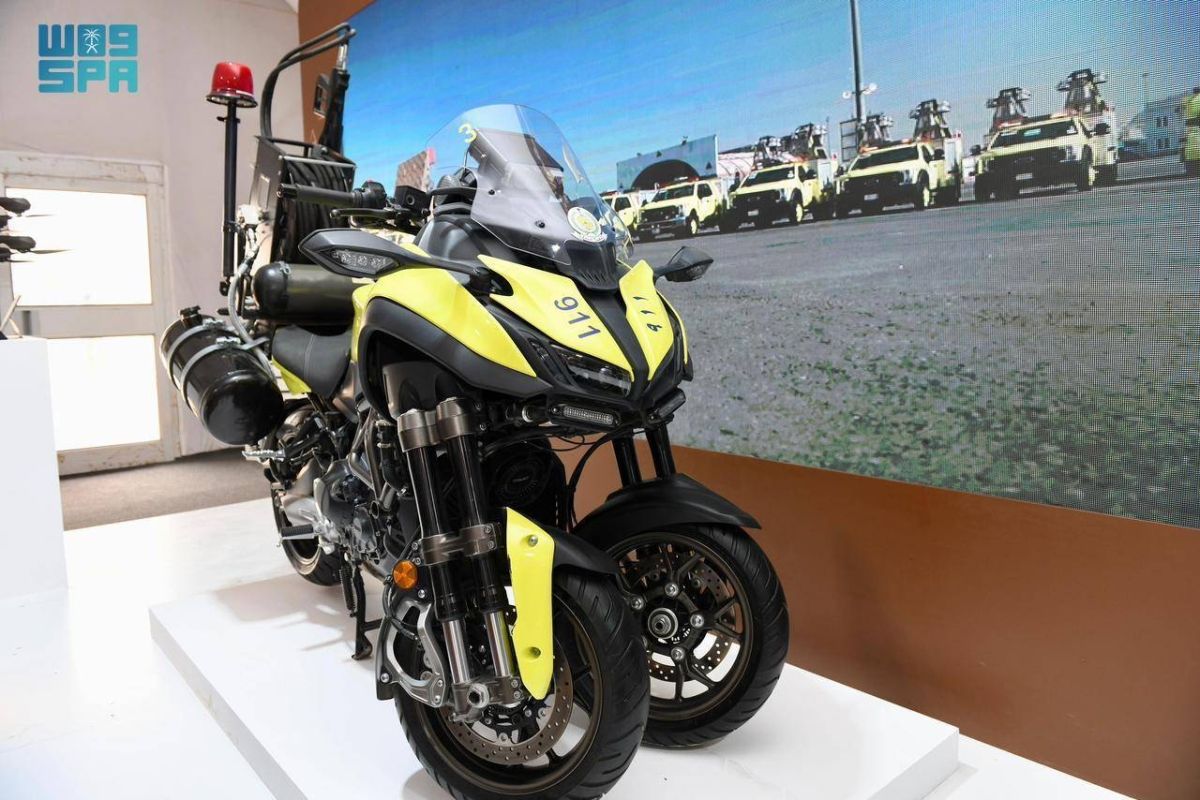 الدفاع المدني يستعرض دراجة التدخل السريع في معرض (واحة الأمن)