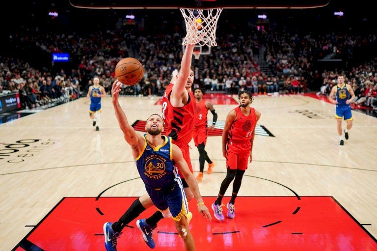 دوري "أن بي ايه": 48 نقطة من كوري لا تنقذ ووريرز