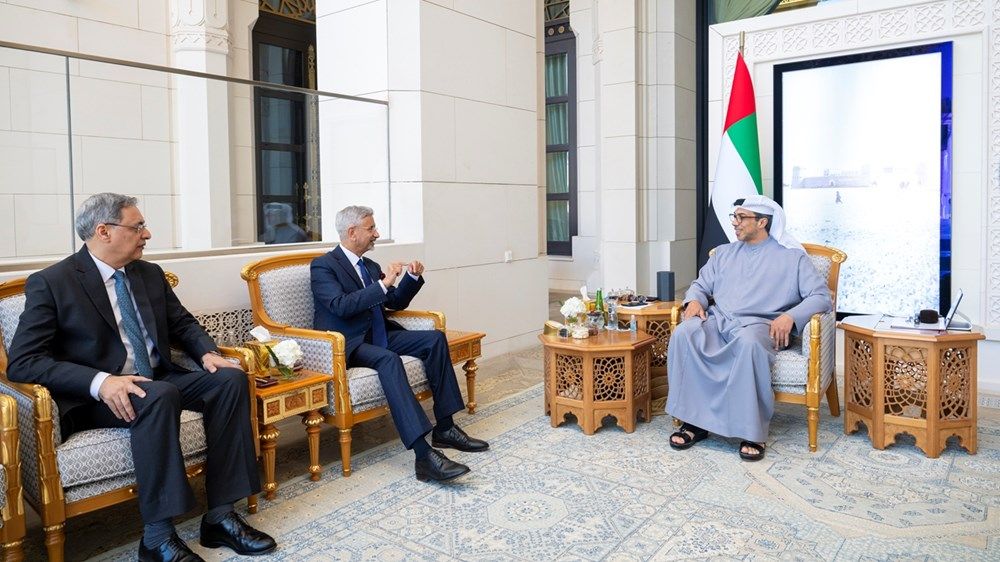منصور بن زايد يستقبل وزير الشؤون الخارجية الهندي