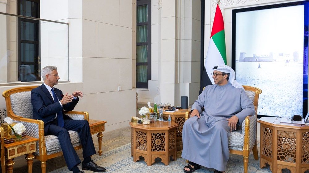 منصور بن زايد يستقبل وزير الشؤون الخارجية الهندي