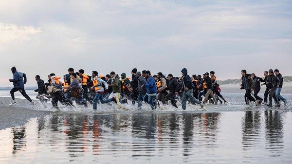 قوارب المهاجرين تستأنف نشاطها في بحر المانش