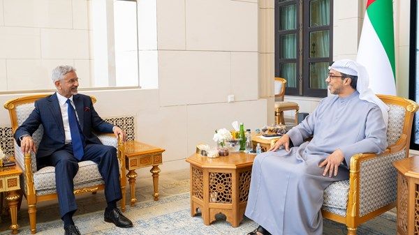 منصور بن زايد يستقبل وزير الشؤون الخارجية الهندي