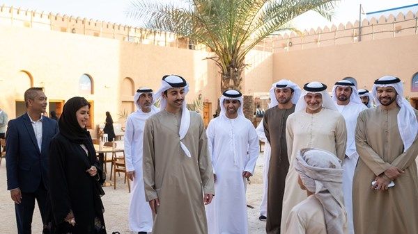 ياس بن حمدان بن زايد يفتتح جناح مشروع الغدير للحِرف الإماراتية في مهرجان ليوا الدولي