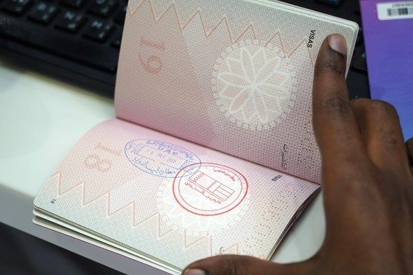 استقبال المسافرين بختم "البحرين قلب وعين" في مطارات دبي