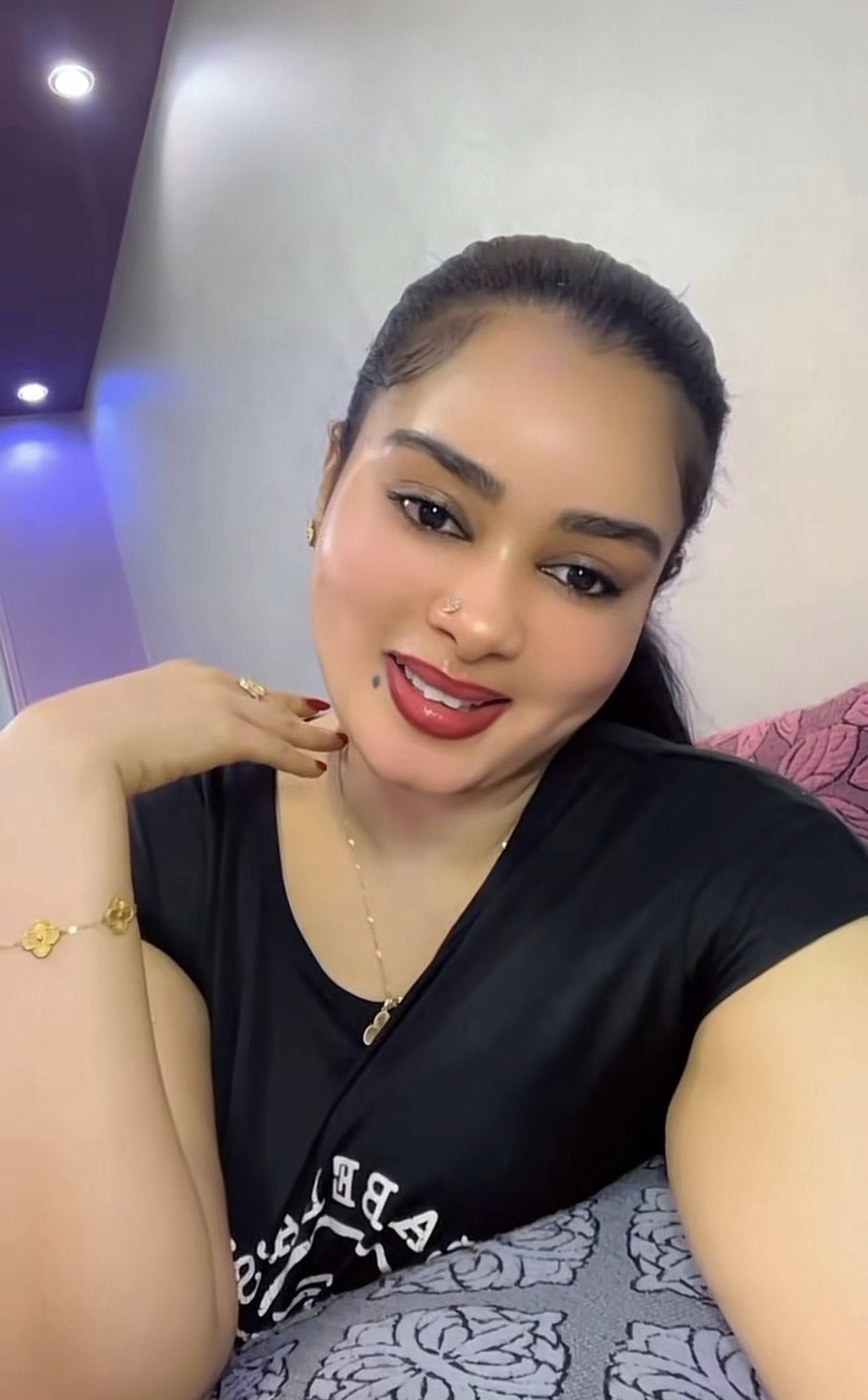 شاهد بالصور.. دكتورة التجميل التي ذرفت الدموع وأنهارت بالبكاء بسبب مقتل فنان الدعم السريع تتجاوز الأحزان وتشعل مواقع التواصل بإطلالة مثيرة