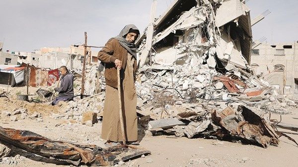 انتشال 14 جثماناً من تحت أنقاض منزل مدمر في غزة