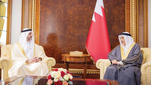 نائب رئيس وزراء البحرين يستقبل وفداً حكومياً إماراتياً