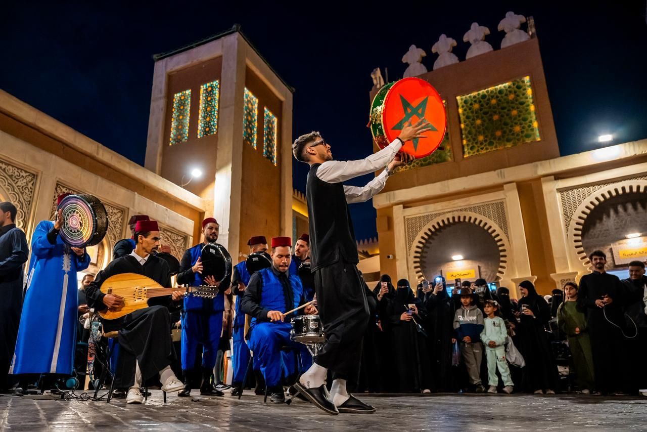 “بوليفارد وورلد”… رحلة عالمية تضم أكثر من ١٣٠ عرضًا يوميًا يؤديها نحو ٢٠٠ عارض