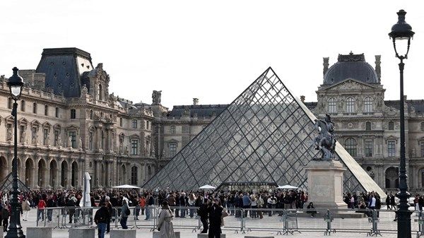 إعادة فتح متحف اللوفر في باريس جزئياً