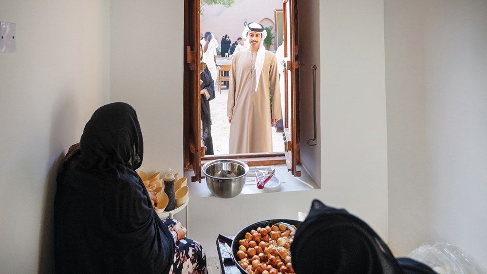 ياس بن حمدان بن زايد يفتتح جناح مشروع الغدير للحِرف الإماراتية