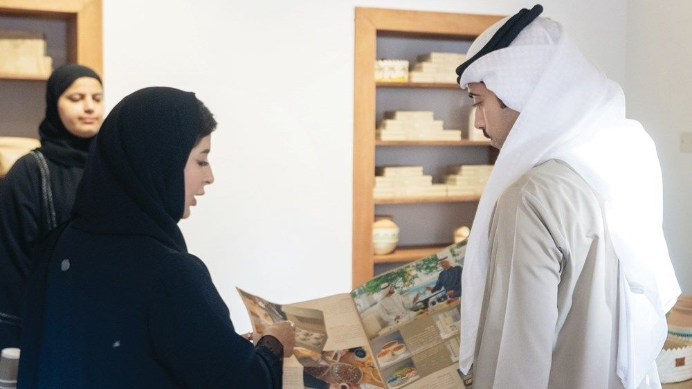 ياس بن حمدان بن زايد يفتتح جناح مشروع الغدير للحِرف الإماراتية