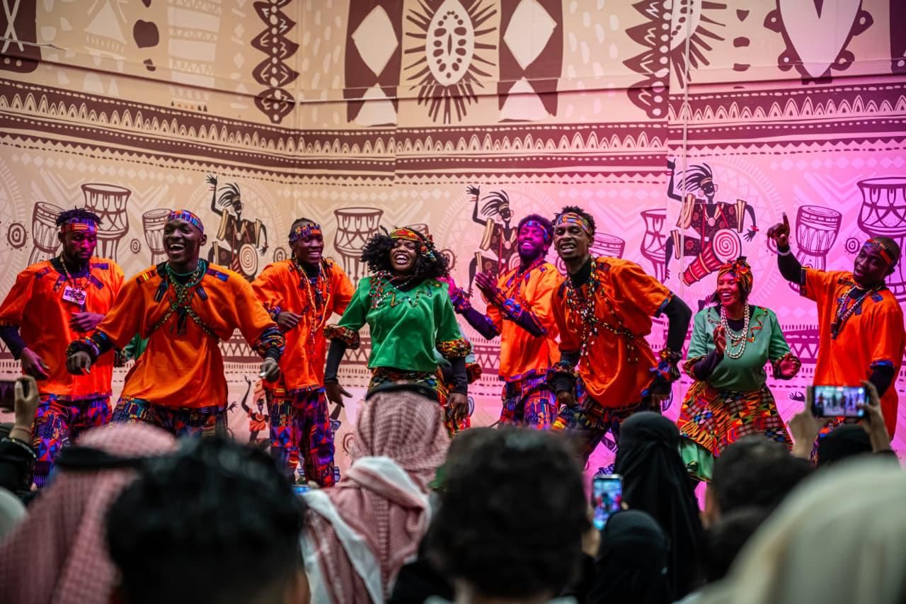 “بوليفارد وورلد”… رحلة عالمية تضم أكثر من ١٣٠ عرضًا يوميًا يؤديها نحو ٢٠٠ عارض