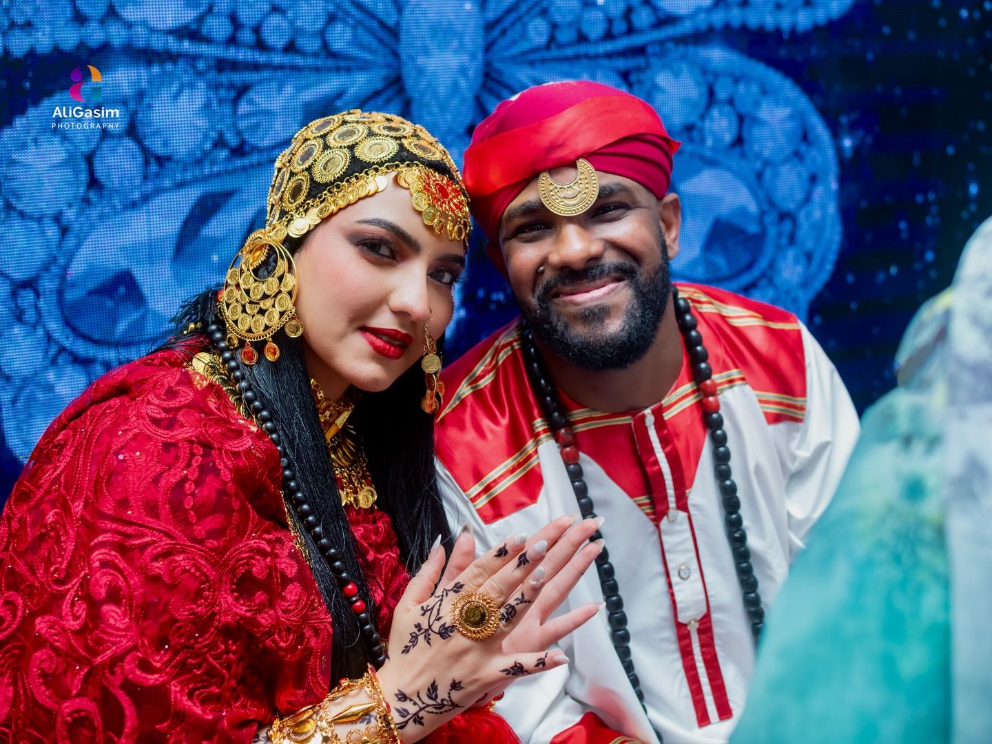 شاهد بالفيديو.. الفنان أحمد أمين وعروسه الحسناء يرقصان في “جرتق” زواجهما على أنغام أغنية (يا سلام سلم)