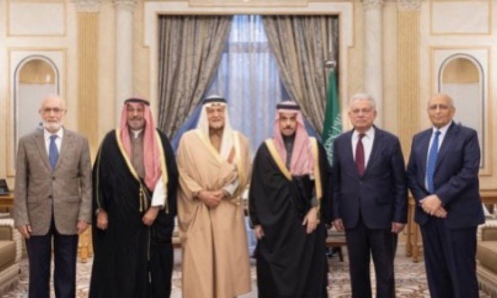 وزير الخارجية يستقبل رئيس مجلس أمناء وأعضاء مركز أكسفورد للدراسات الإسلامية