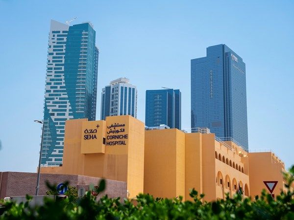 "مستشفى الكورنيش أبوظبي" ينجح في علاج توأم متطابق بجراحة جنينية