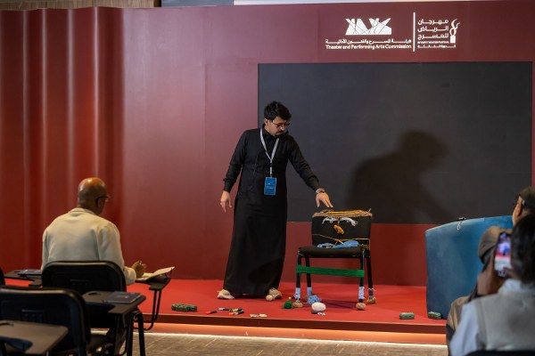 في يومه الثاني… مهرجان الرياض للمسرح حضور ثقافي يتواصل وقراءات إنسانية على الخشبة