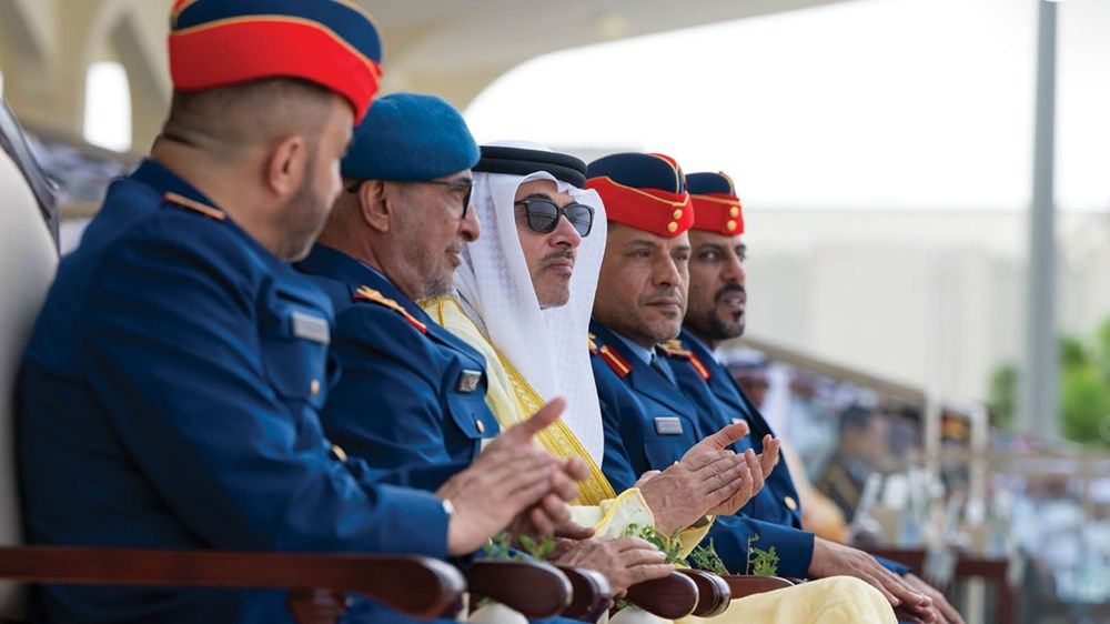 هزاع بن زايد يشهد حفل تخريج كلية خليفة بن زايد الجوية