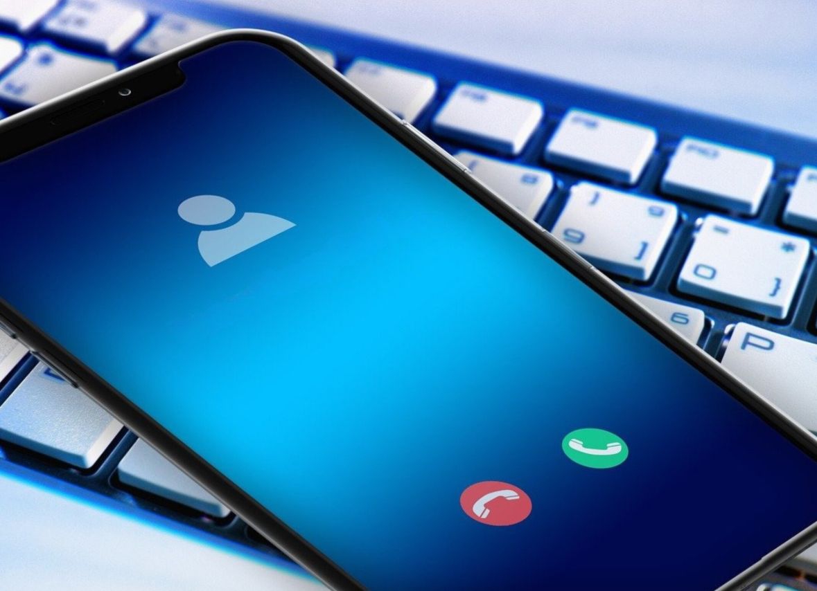 تكنولوجيا: نظام أندرويد يوضح سبب ظهور رمز صفارة الإنذار في المكالمات الواردة