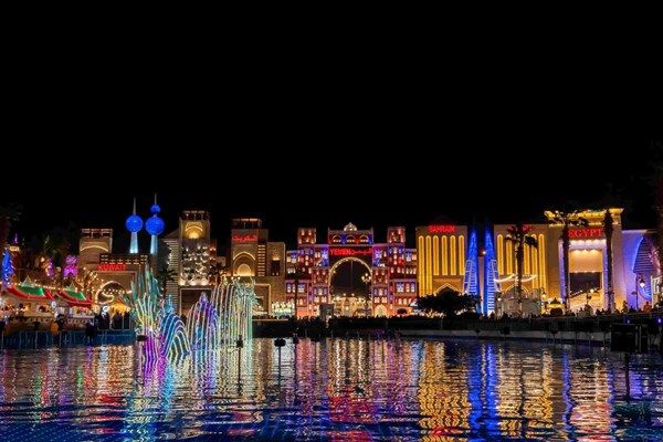 القرية العالمية تغلق أبوابها نظراً للأحوال الجوية